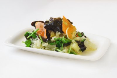 Салат из белых китайских грибов с чесночным соусом