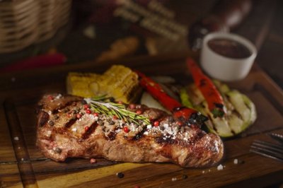 Стейк стриплойн с овощами на гриле