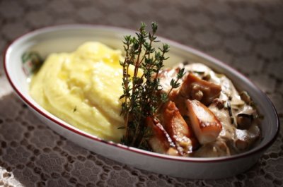 Картофельное пюре с жюльеном из белых грибов