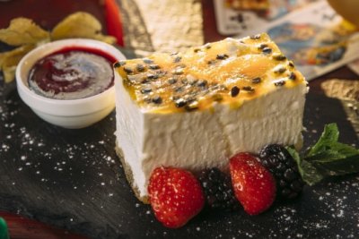 Чизкейк с маракуйей с малиновым соусом и сезонными ягодами