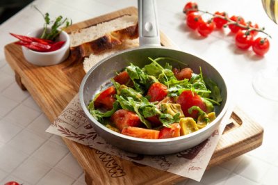 Салат с авокадо и томатами