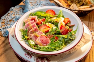 Салат с тунцом и клубникой