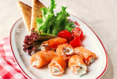 Рулетики из копченого лосося с рикоттой