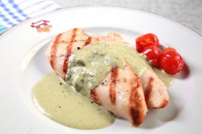 Куриное филе с сыром горгонзола в соусе песто