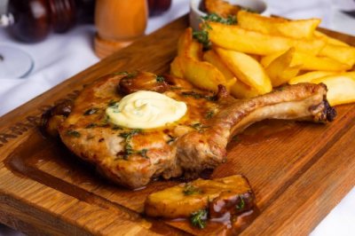 Сочный стейк из свинины с запеченным картофелем