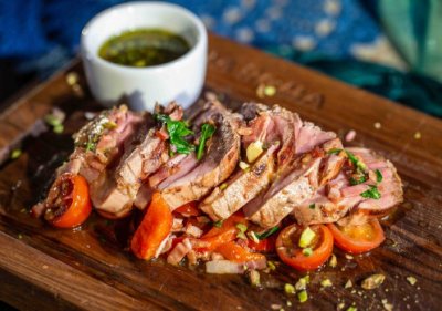 Тальята из свинины с беконом, черри и соусом песто