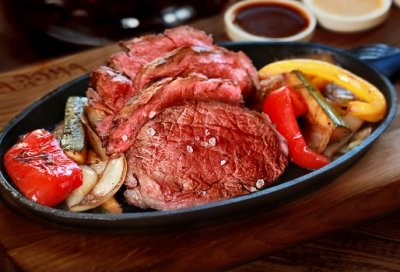 Сочная говядина с овощами "бальзамико" и тремя соусами на сковороде