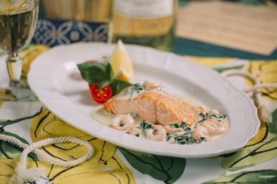 Филе лосося с креветками в сливочном соусе