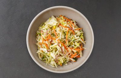 Пикантный салат с капустой