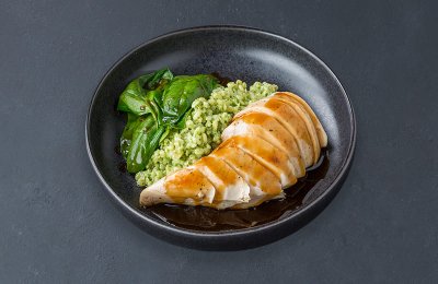 Копчёная куриная грудка с зелёным булгуром и соусом терияки