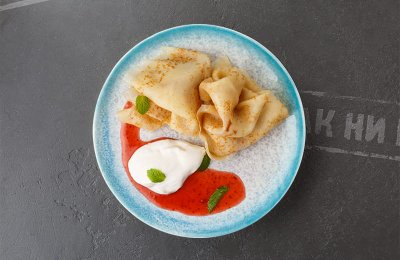 Блинчики со сметаной и клубничным вареньем