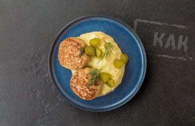 Котлеты из цыплёнка с сыром и картофельным пюре