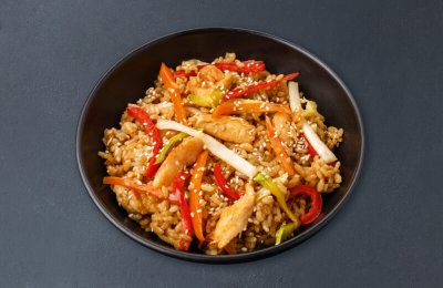 Рис с цыплёнком, овощами и соусом удон