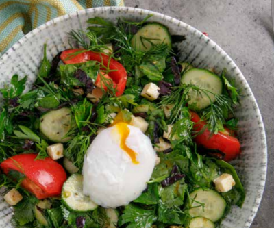 Салат со спелыми овощами, зеленью и яйцом пашот