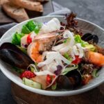 Теплый салат с морепродуктами