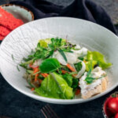 Хрустящий овощной салат с кростини с рикоттой
