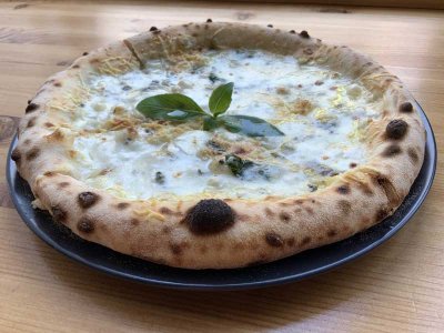 Пицца кватро формаджи (четыре сыра)