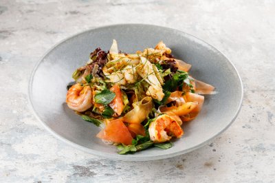 Азиатский салат с морепродуктами