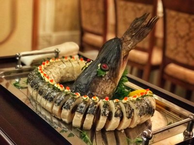 Щука фаршированная оливками и морковью