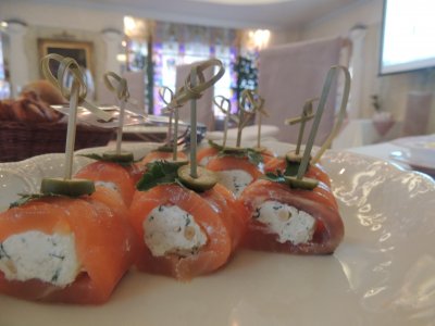 Рулеты из слабосоленого лосося с крем-чизом и кедровыми орешками