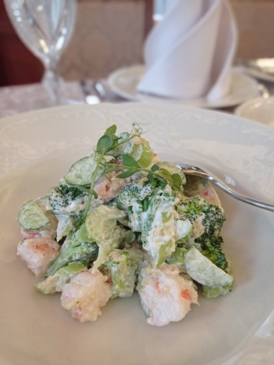 Салат из брокколи с кешью и креветками