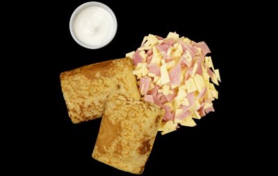 Блины по-домашнему с сыром, ветчиной и сметаной