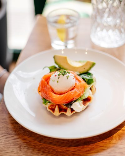 Картофельная вафля, лосось, авокадо, пашот