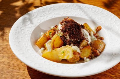 Картофель стоун с лисичками и копченой сметаной