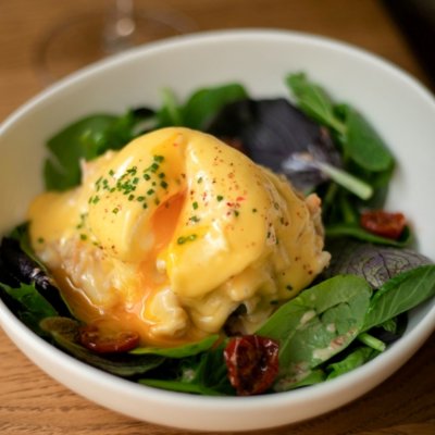 Запеченное авокадо, краб, пашот, голландский соус