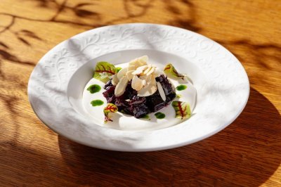 Печеная свекла с муссом из козьего сыра
