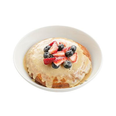 Банановые хоткейки с арахисовым соусом и свежими ягодами