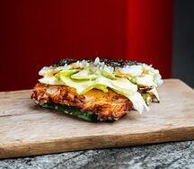 Окинавский сэндвич с котлетой из крабовых палочек и авокадо