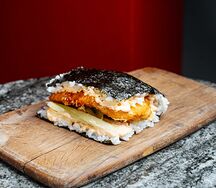 Окинавский сэндвич хрустящий цыпленок с соусом тонкацу