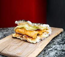 Окинавский сэндвич лосось в темпуре со спайси майонезом
