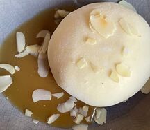 Десерт Моти маракуйя с гелем солёная карамель