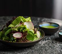 Зеленый салат с семечками