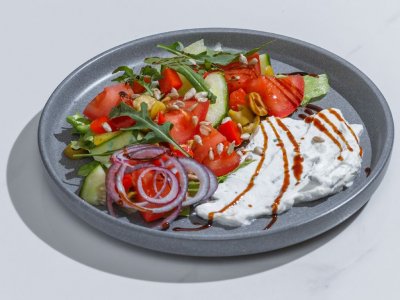 Овощной салат с кремом из феты