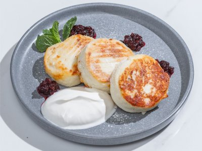 Сырники с брусничным соусом