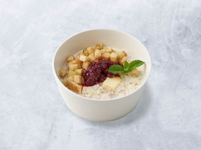 Овсяная каша с брусникой и яблоком на альтернативном.