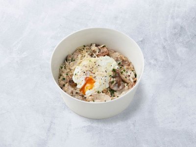 Овсяная каша с курицей, грибами и яйцом пашот.