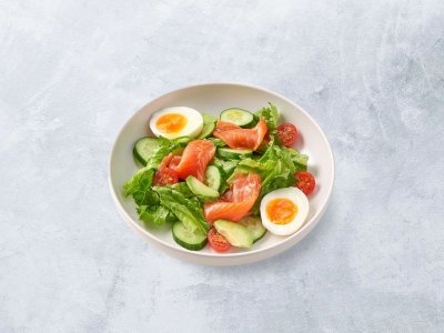 Салат с форелью и апельсиновым соусом.