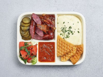 Бенто с колбасками и беконом.