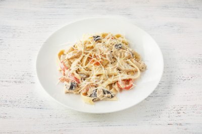 Паста с курицей и овощами