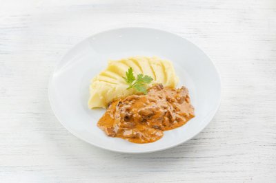 Бефстроганов с грибами и картофельным пюре