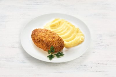 Куриная котлета с сыром и зеленью и картофельным пюре