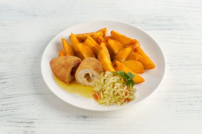Котлета по-киевски с картофелем по-деревенски