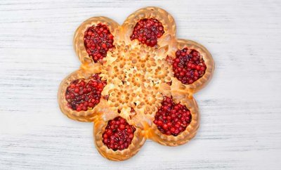 Пирог с яблоком и брусникой в форме ромашки