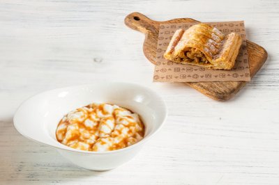 Завтрак с кашей и штруделем