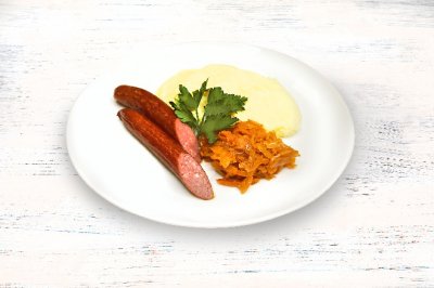 Колбаска охотничья с картофельным пюре и тушеной капустой