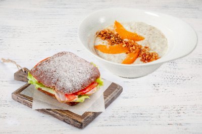 Завтрак с кашей и сэндвичем